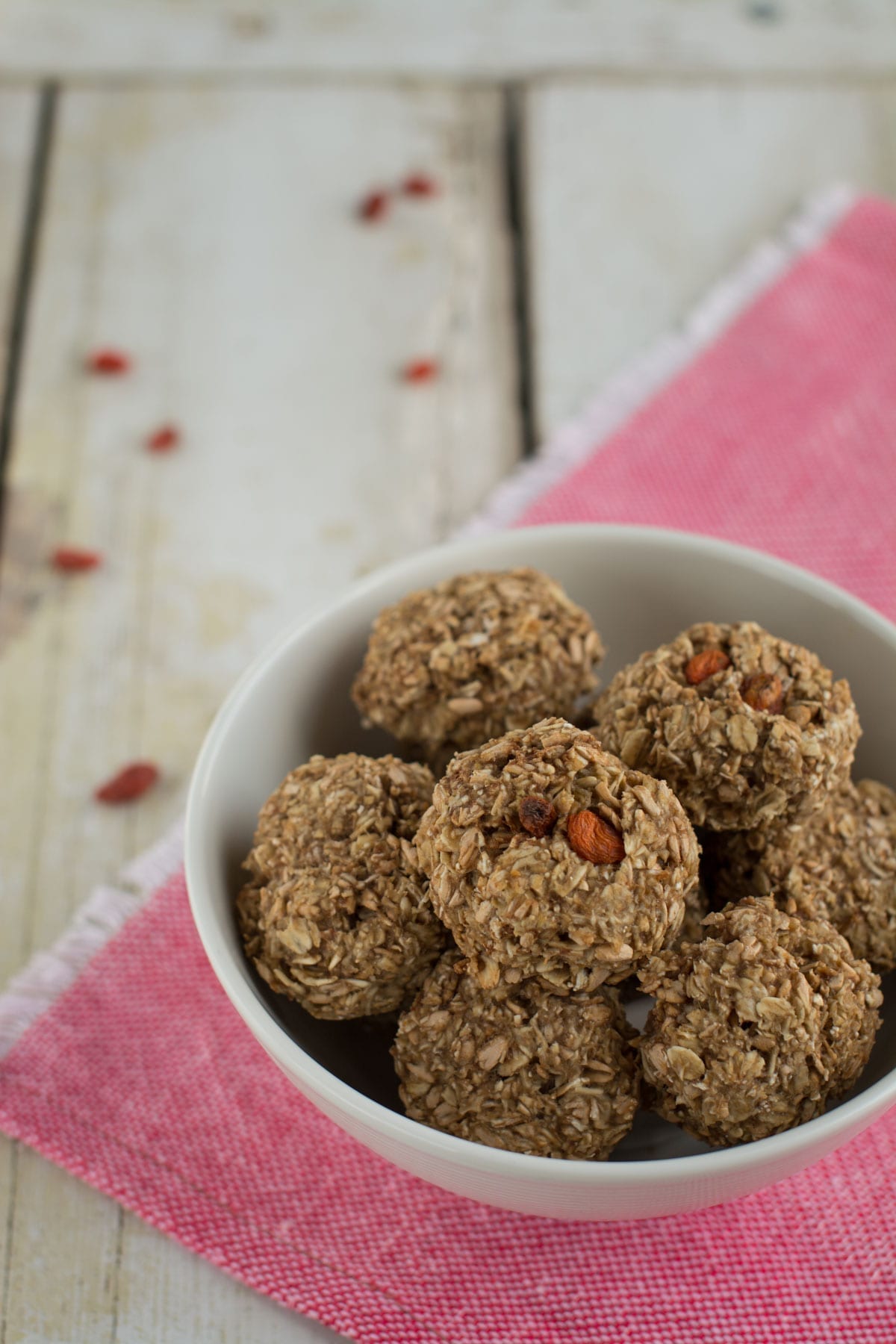 Vegan Oatmeal Cookies with Goji Berries