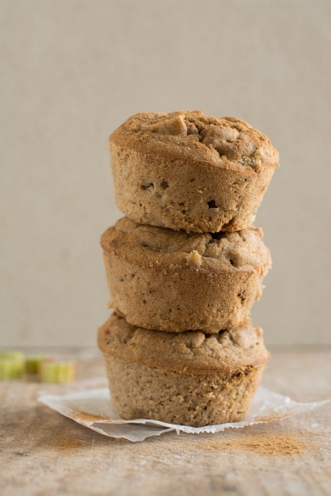 Need vegan kaneeli rabarberi muffinid on täiuslik hommikusöök või kerge suupiste. Lisaks sellele, et neid on kiire ja lihtne valmistada, on need ka õli-, suhkru-, piima- ning gluteenivabad. 