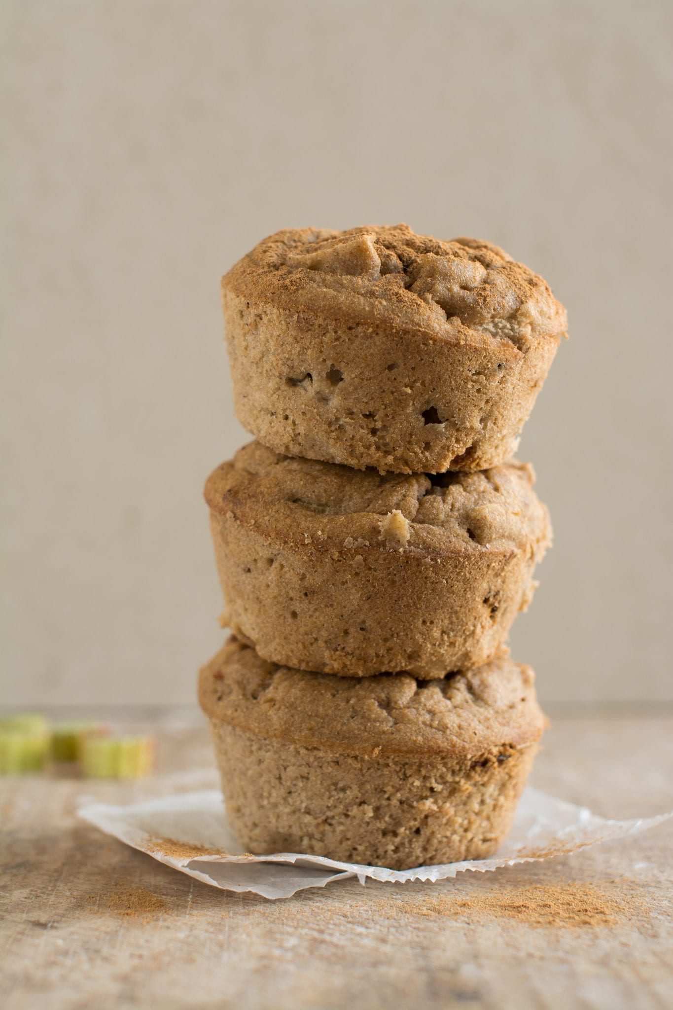 These vegan rhubarb muffins make a perfect breakfast or a lean snack to enjoy in the afternoon with tea. Besides being quick and easy to make, they are also oil-free, sugar-free, dairy-free, gluten-free. 