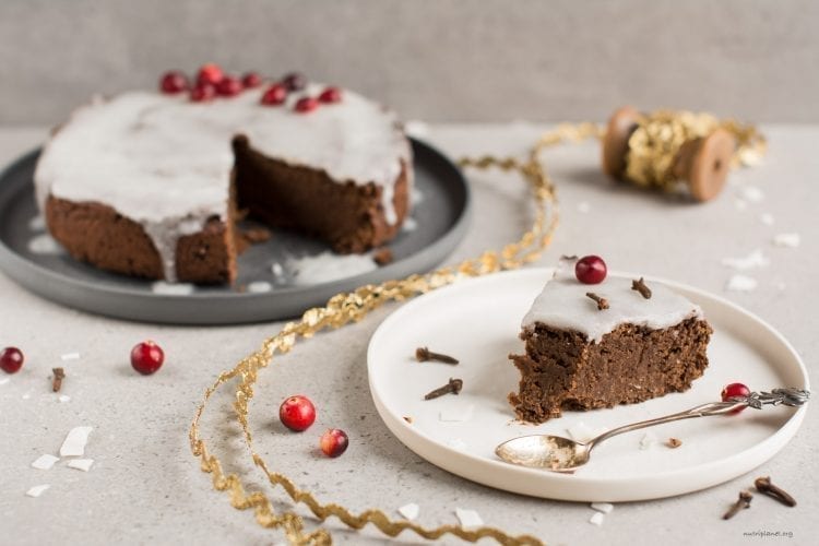 the best vegan gingerbread cake with icing [gluten-free], video