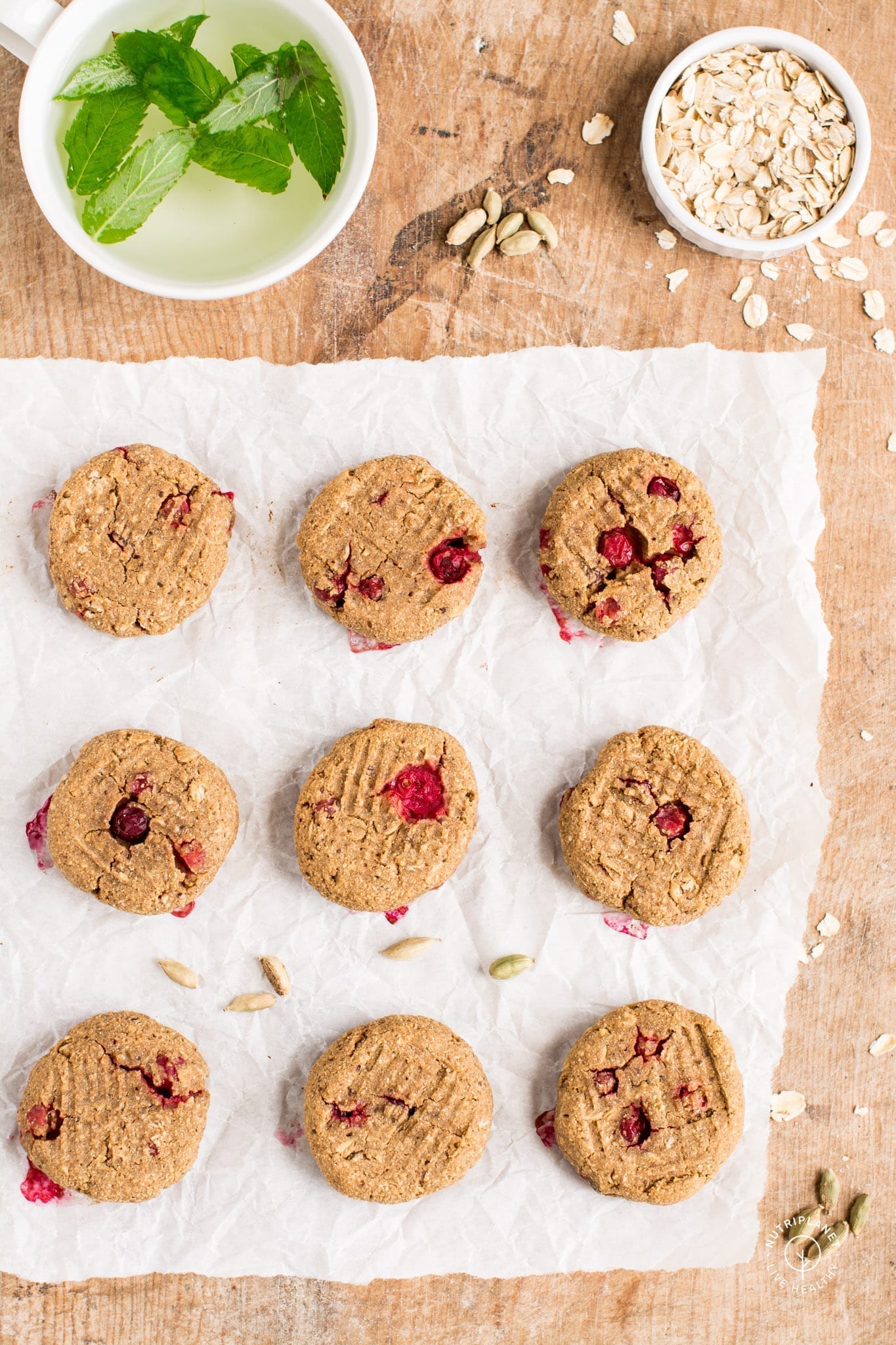 Those soft cardamom cookies with cranberries will be on spot for your afternoon cup of tea or coffee. You’ll only need 20 minutes of your time, a bowl and a blender. 