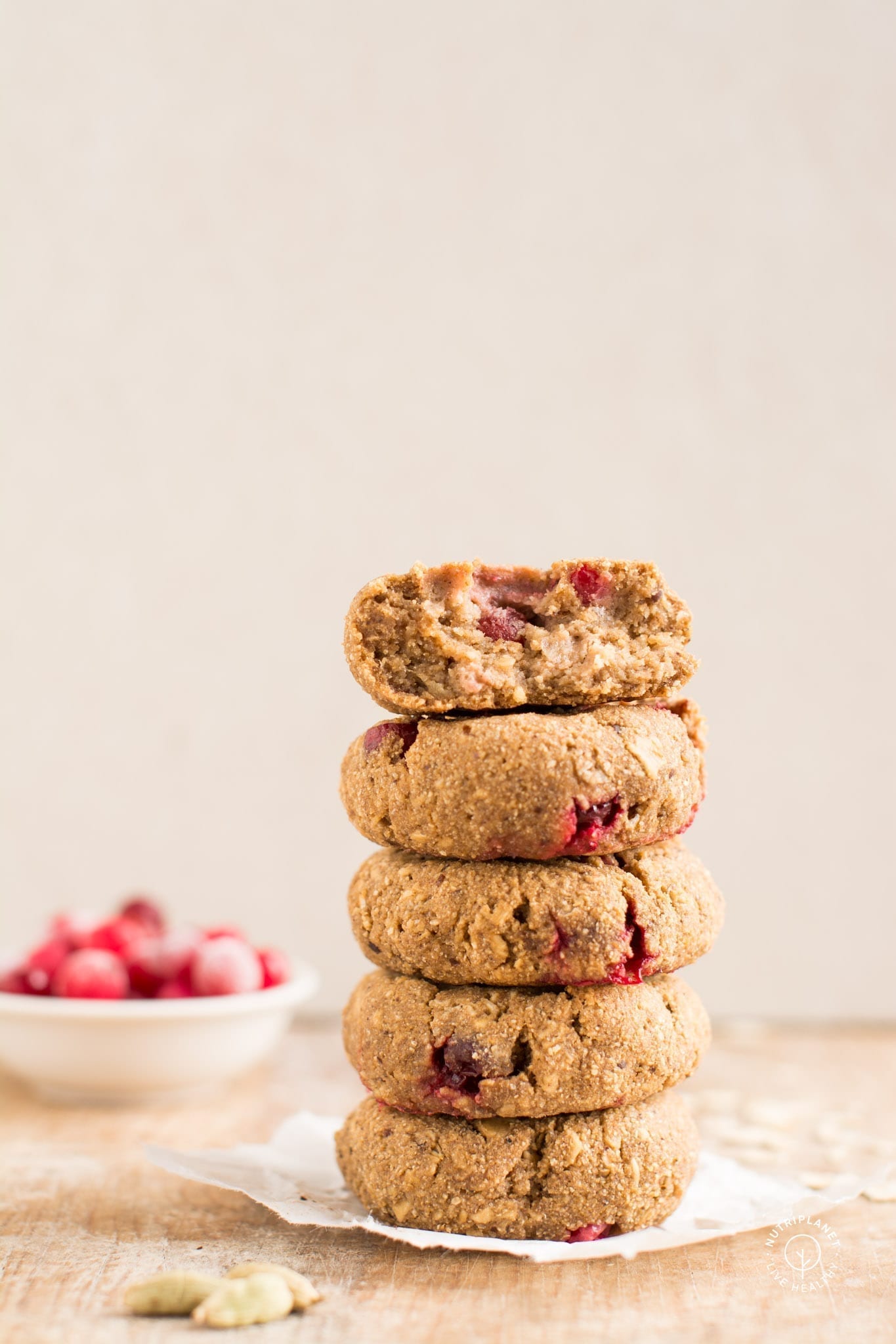 Those soft cardamom cookies with cranberries will be on spot for your afternoon cup of tea or coffee. You’ll only need 20 minutes of your time, a bowl and a blender. 