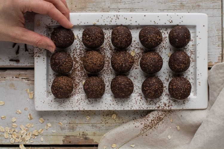 Quick and easy gingerbread flavoured vegan energy balls that are perfect as healthy snacks when you need a pick-me-up in the afternoon. You only need a food processor or a large bowl, a spoon and 25 minutes of your time.