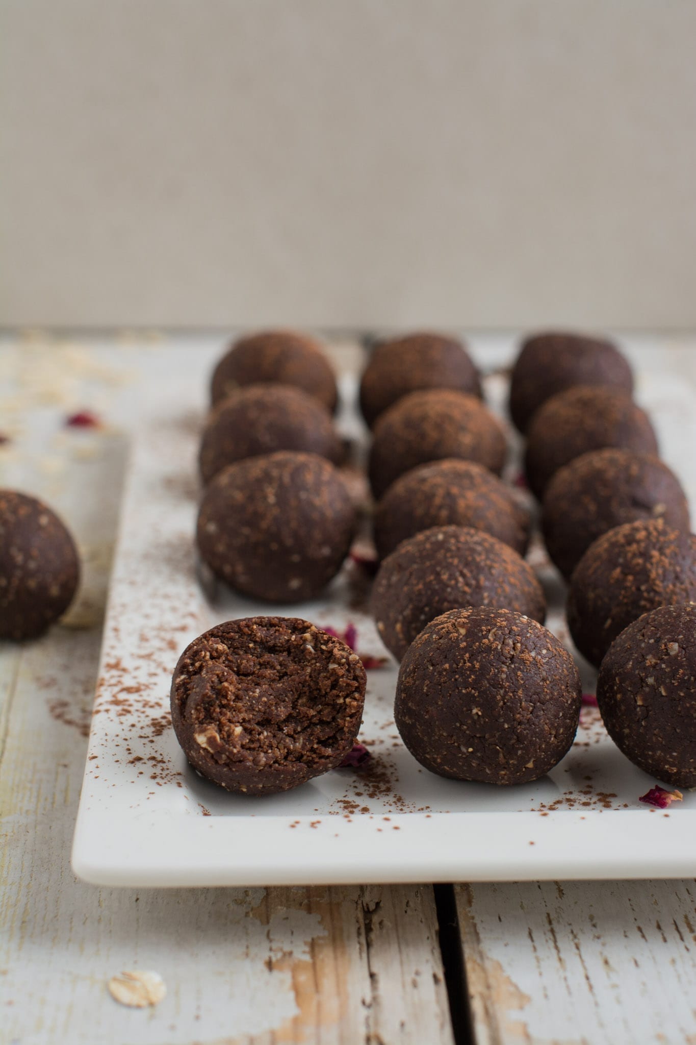 Quick and easy gingerbread flavoured vegan energy balls that are perfect as healthy snacks when you need a pick-me-up in the afternoon. You only need a food processor or a large bowl, a spoon and 25 minutes of your time.