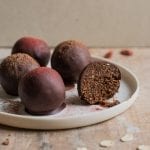Quick and easy gingerbread flavoured vegan energy balls that are perfect as healthy snacks when you need a pick-me-up in the afternoon. You only need a food processor or a large bowl, a spoon and 25 minutes of your time.