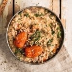 This delicious savory oatmeal is full of Mediterranean flavours and nutrients that your body will appreciate in the morning.