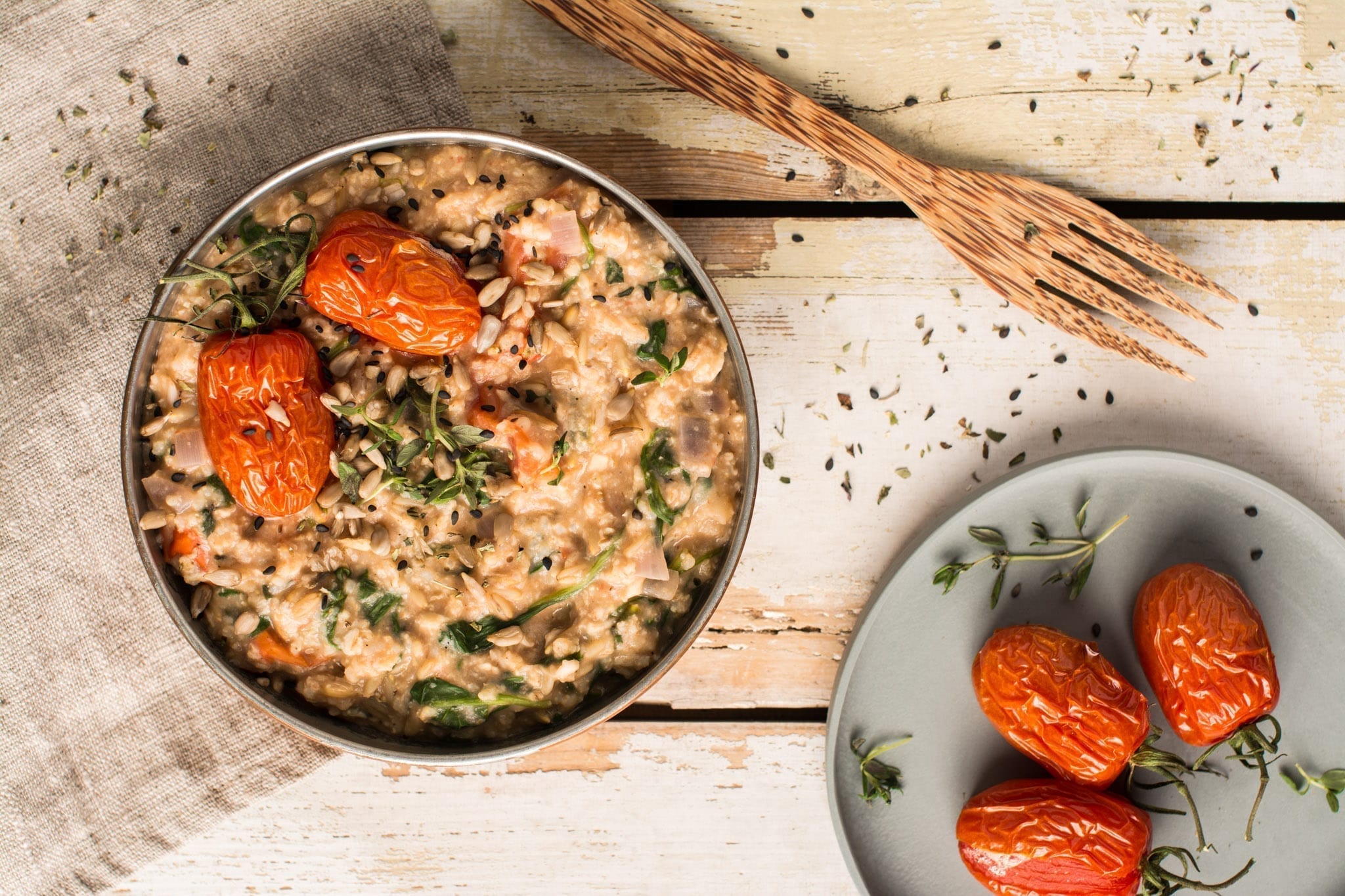 This delicious savory oatmeal is full of Mediterranean flavours and nutrients that your body will appreciate in the morning.