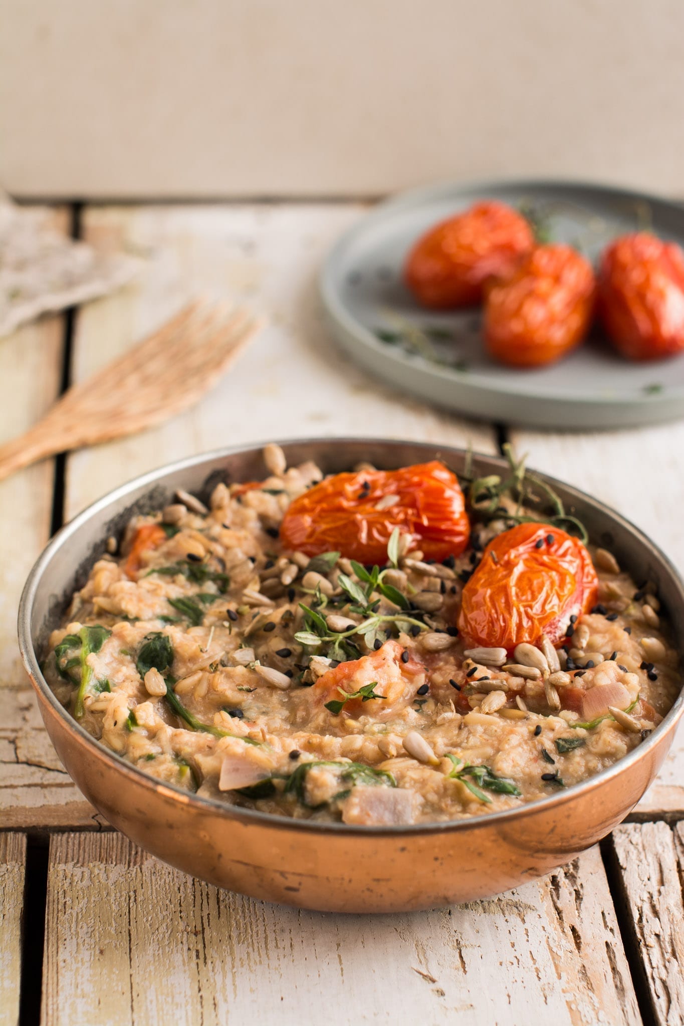 This delicious savory oatmeal is full of Mediterranean flavours and nutrients that your body will appreciate in the morning.