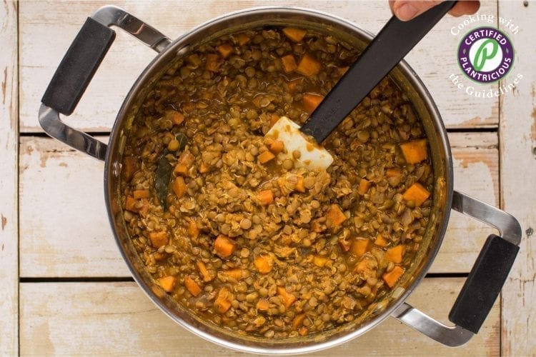 Delicious sweet potato lentil stew is perfect for a weeknight dinner. Ready in 30 minutes. Ideal for meal prepping.