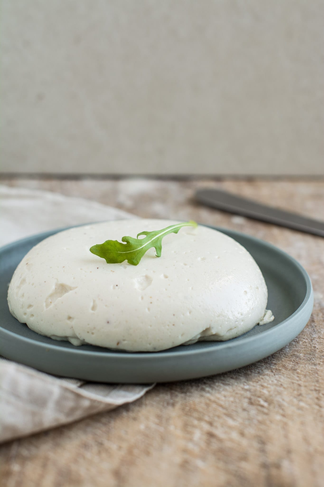 Cashew based vegan mozzarella cheese recipe that is oil-free and gluten-free yet so creamy, soft and tasty.
Vegan mozzarella juust.