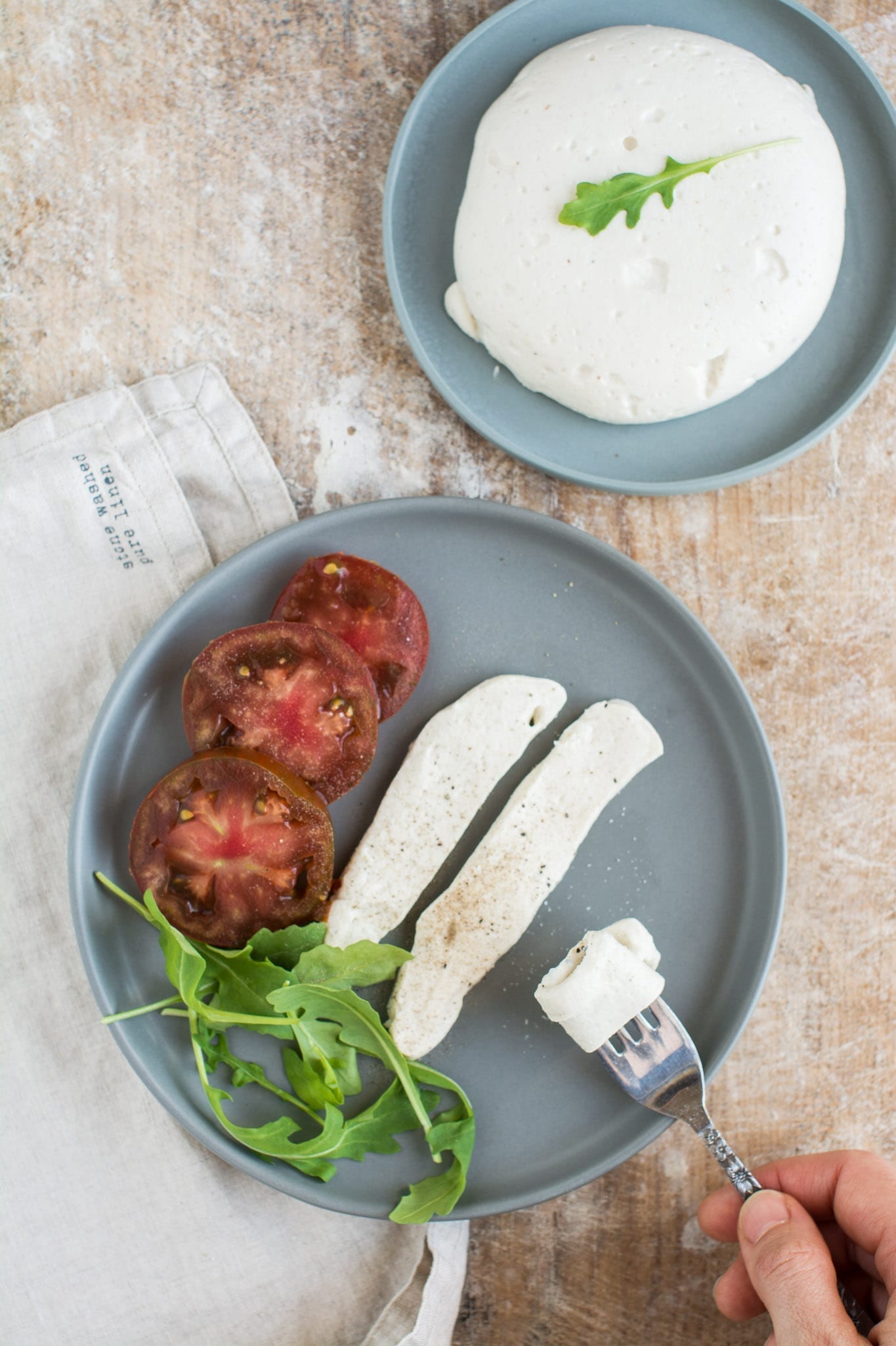 Cashew based vegan mozzarella cheese recipe that is oil-free and gluten-free yet so creamy, soft and tasty.
Vegan mozzarella juust.