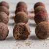 Bolas de chocolate saludables, bajas en grasa y sin dátiles. Un excelente dulce a base de plantas que aumenta la energía. Estas bolas de energía son sin azúcar refinada, sin aceite y sin gluten.