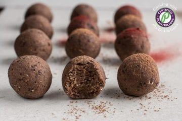 Healthy low-fat no dates chocolate bliss balls that make a great plant-based energy boosting sweet treat. Those energy balls are refined sugar free, oil-free and gluten-free.