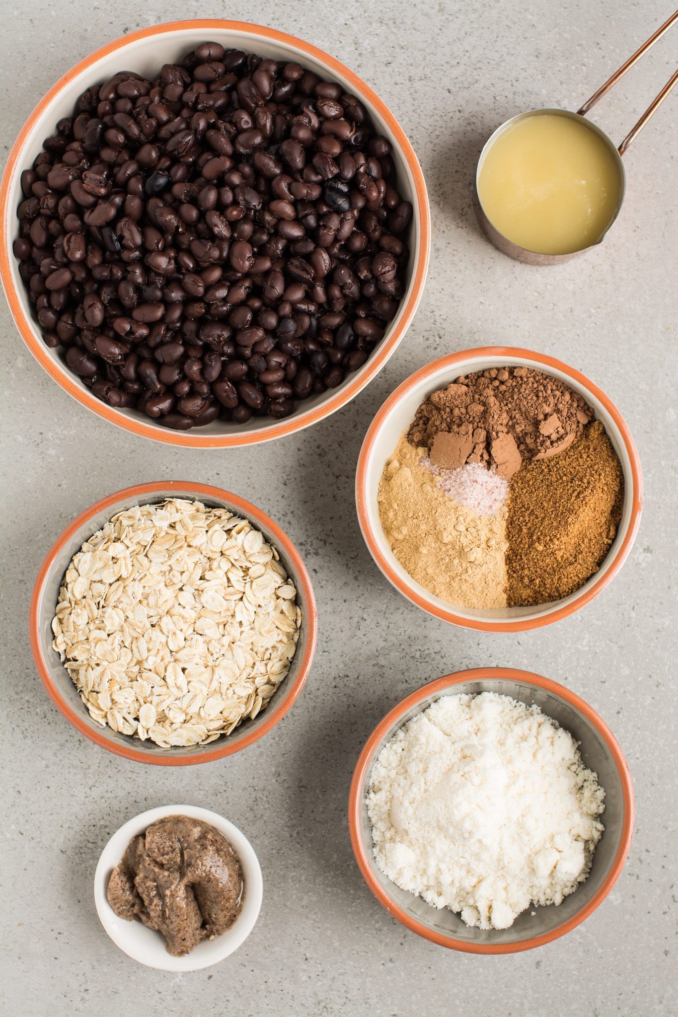 Bolas de chocolate saludables, bajas en grasa y sin dátiles. Un excelente dulce a base de plantas que aumenta la energía. Estas bolas de energía son sin azúcar refinada, sin aceite y sin gluten.