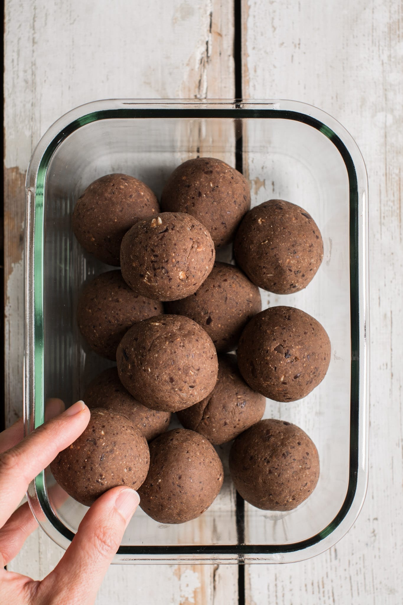 Healthy low-fat no dates chocolate bliss balls that make a great plant-based energy boosting sweet treat. Those energy balls are refined sugar free, oil-free and gluten-free.