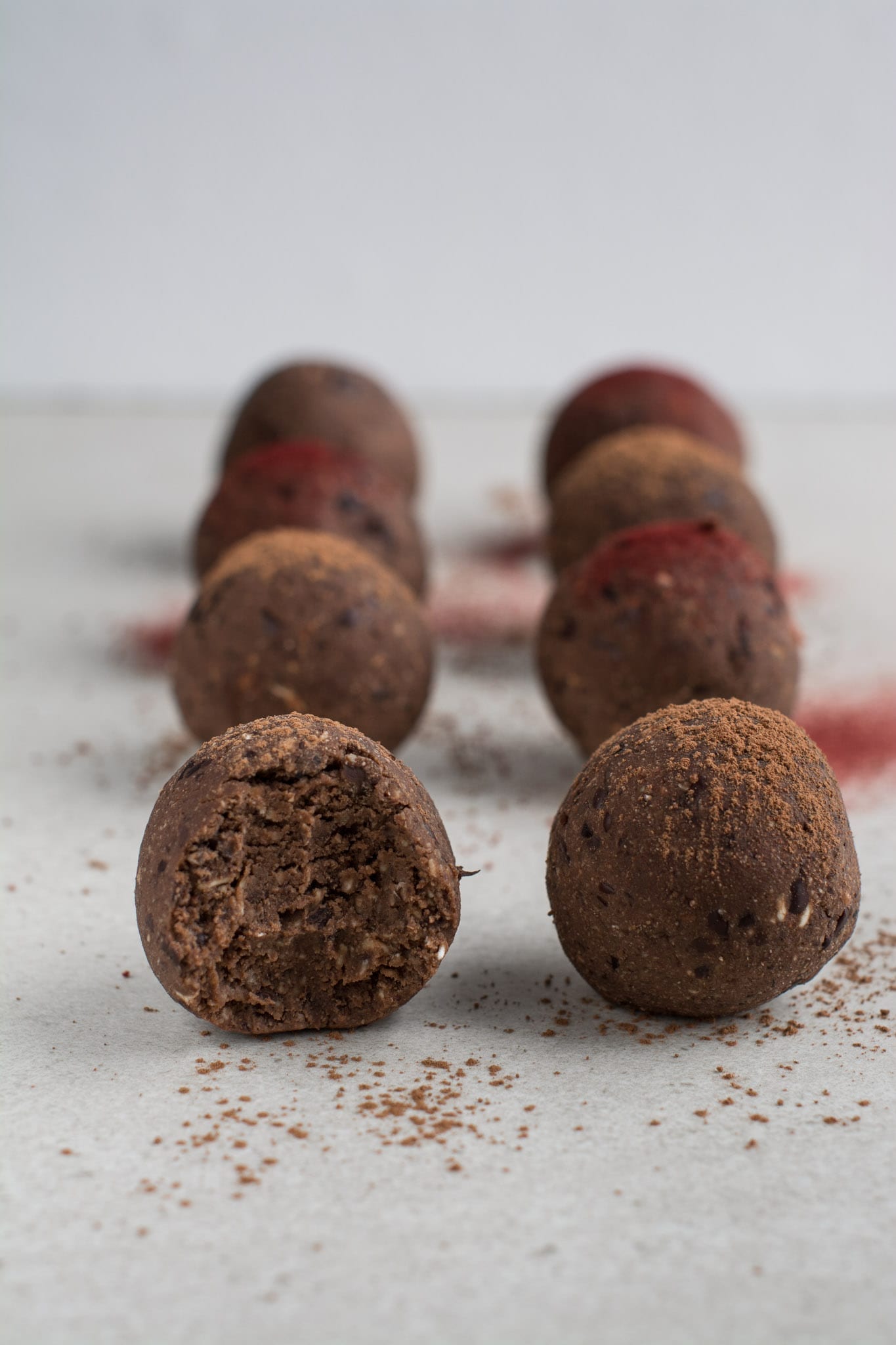 Bolas de chocolate saludables, bajas en grasa y sin dátiles. Un excelente dulce a base de plantas que aumenta la energía. Estas bolas de energía son sin azúcar refinada, sin aceite y sin gluten.