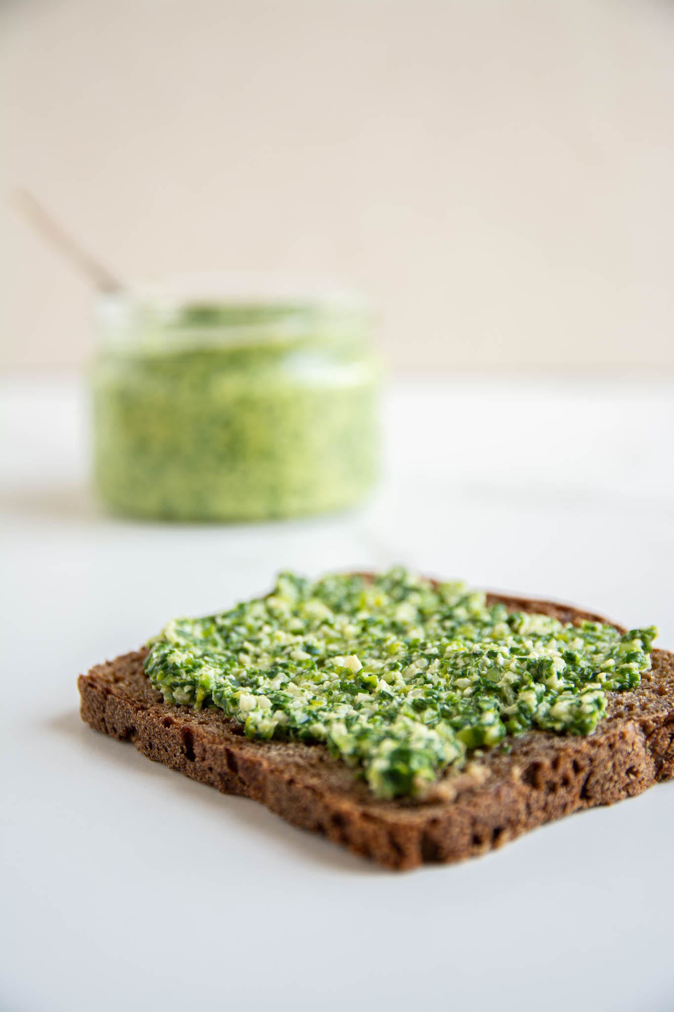 Learn how to make vegan oil-free wild garlic pesto with just 4 ingredients (not counting salt and water). Spread it on a slice of sourdough bread, make pesto pasta or add to salads, stews and Buddha bowls.