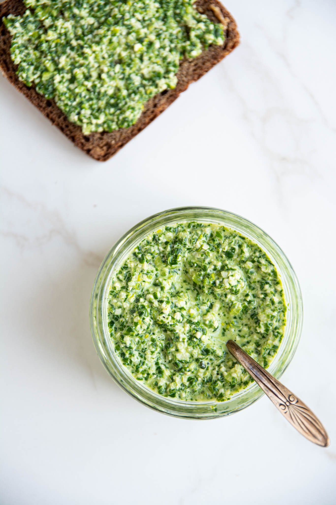 Learn how to make vegan oil-free wild garlic pesto with just 4 ingredients (not counting salt and water). Spread it on a slice of sourdough bread, make pesto pasta or add to salads, stews and Buddha bowls.