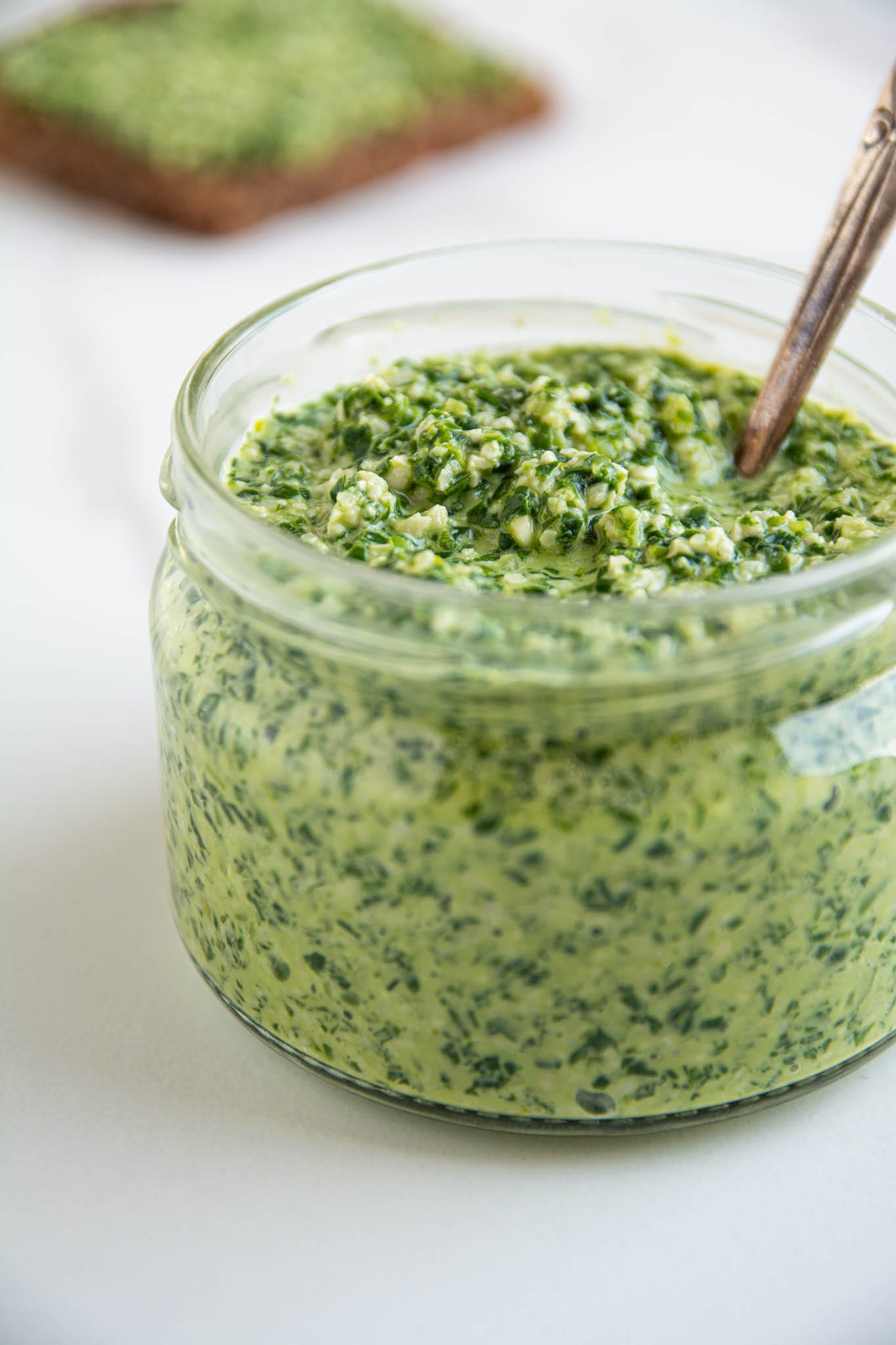 Learn how to make vegan oil-free wild garlic pesto with just 4 ingredients (not counting salt and water). Spread it on a slice of sourdough bread, make pesto pasta or add to salads, stews and Buddha bowls. 