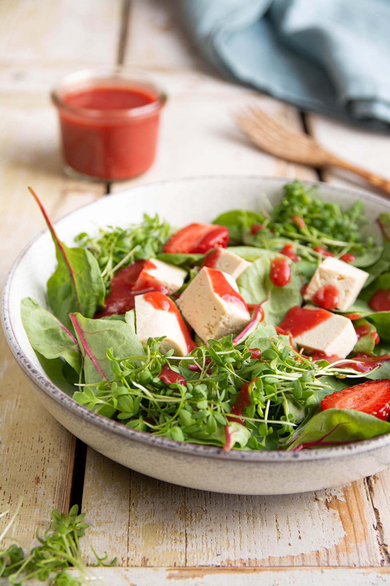 Learn how to make an easy oil-free strawberry vinaigrette dressing for salads. You’ll need a blender or an immersion blender, a handful of ingredients and 10 minutes of your time.