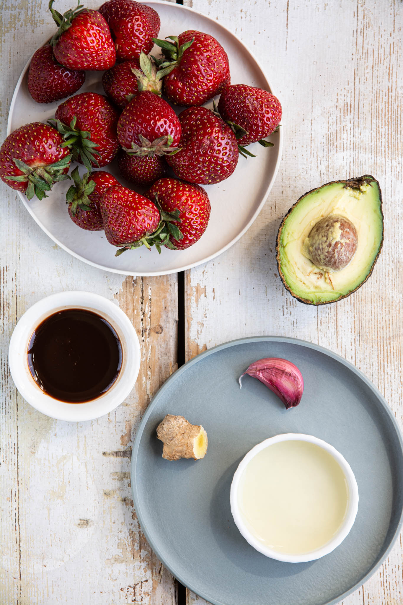 Learn how to make an easy oil-free strawberry vinaigrette dressing for salads. You’ll need a blender or an immersion blender, a handful of ingredients and 10 minutes of your time. 