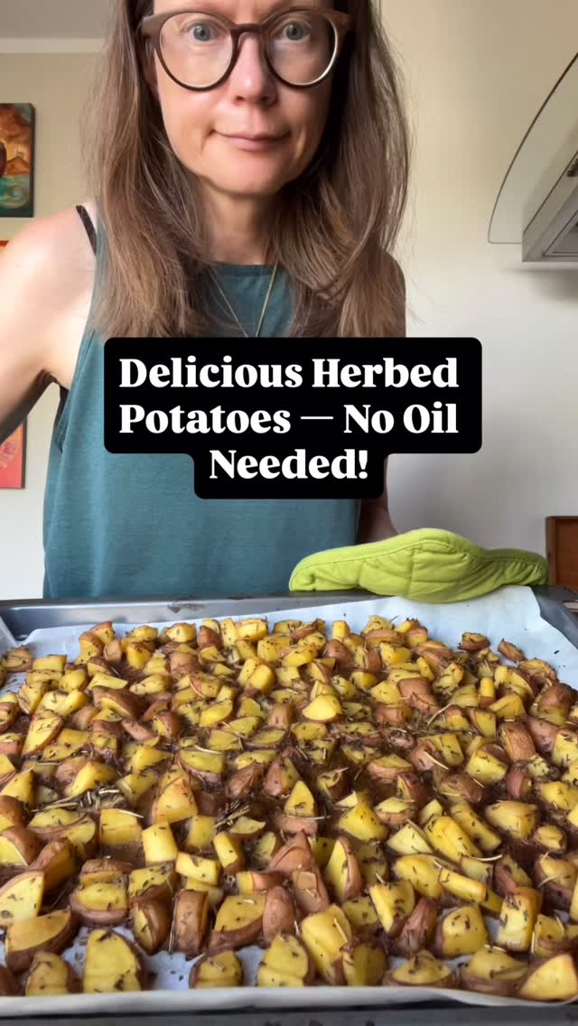 Golden, herby potatoes… without a drop of oil! 🥔🌿
These oil-free oven baked potatoes are one of my go-to sides — flavourful, comforting, and nourishing, all at once. Instead of relying on oil, the magic comes from herbs, spices, nutritional yeast, and water.
✨ Why you’ll love them:
✔️ 100% oil-free, whole food plant-based
✔️ Flavoured with rosemary, thyme, smoked paprika, and garlic
✔️ Perfect as a side, in a salad, or part of a nourishing bowl
🌱 This recipe proves you don’t need oil for delicious, golden-baked potatoes.
💬 Want the full recipe with step-by-step instructions?
Comment POTATO below and I’ll send you the link!
Sending you lots of light and love 🌞💚
Nele
I also welcome you on👧🙋♀️
𝙁𝙖𝙘𝙚𝙗𝙤𝙤𝙠: nutriplanet.health.hub
𝙋𝙞𝙣𝙩𝙚𝙧𝙚𝙨𝙩: nutriplanet
𝙏𝙬𝙞𝙩𝙩𝙚𝙧: thenutriplanet
𝙔𝙤𝙪𝙏𝙪𝙗𝙚: nutriplanet
May this reach those who are asking.
May it move only where it’s welcome —
and may that be enough.
#OilFreePotatoes #WholeFoodPlantBased #HealthyPotatoRecipe #OvenBakedPotatoes #CrispyPotatoes #OilFreeCooking #VeganPotatoes #WFPBRecipes #NutritiousAndDelicious #HealthySideDishes