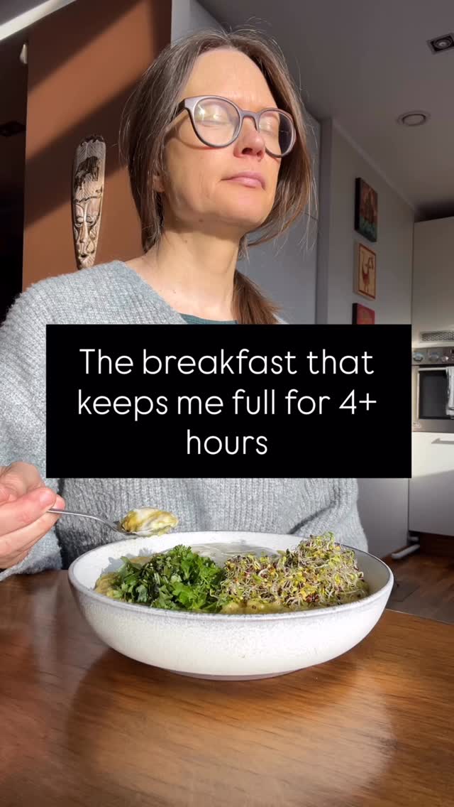 For almost 2 months now, I’ve been eating savoury porridges for breakfast.

Here’s why:

• More satiety
• Stable blood sugar and energy
• No need to snack before lunch
• Sufficient protein from lentils + whole grains

At 45+, this matters.

I always add broccoli sprouts — one of the richest sources of sulforaphane, known for its anti-inflammatory and hormone-supportive properties.

And something people underestimate:

How you eat matters as much as what you eat.

When you slow down and eat mindfully, digestion shifts. Absorption shifts. Energy shifts.

Want to try savoury porridges?

Comment “PORRIDGE” and I’ll send you the 5 recipes + tips to start.

Sending you lots of light and love 🌞💚
Nele

I also welcome you on👧🙋‍♀️
𝙁𝙖𝙘𝙚𝙗𝙤𝙤𝙠: nutriplanet.health.hub
𝙋𝙞𝙣𝙩𝙚𝙧𝙚𝙨𝙩: nutriplanet
𝙏𝙬𝙞𝙩𝙩𝙚𝙧: thenutriplanet
𝙔𝙤𝙪𝙏𝙪𝙗𝙚: @nutriplanet

May this reach those who are asking.�May it move only where it’s welcome —�and may that be enough.

 #plantbasedbreakfast #womenover40health #broccolisprouts