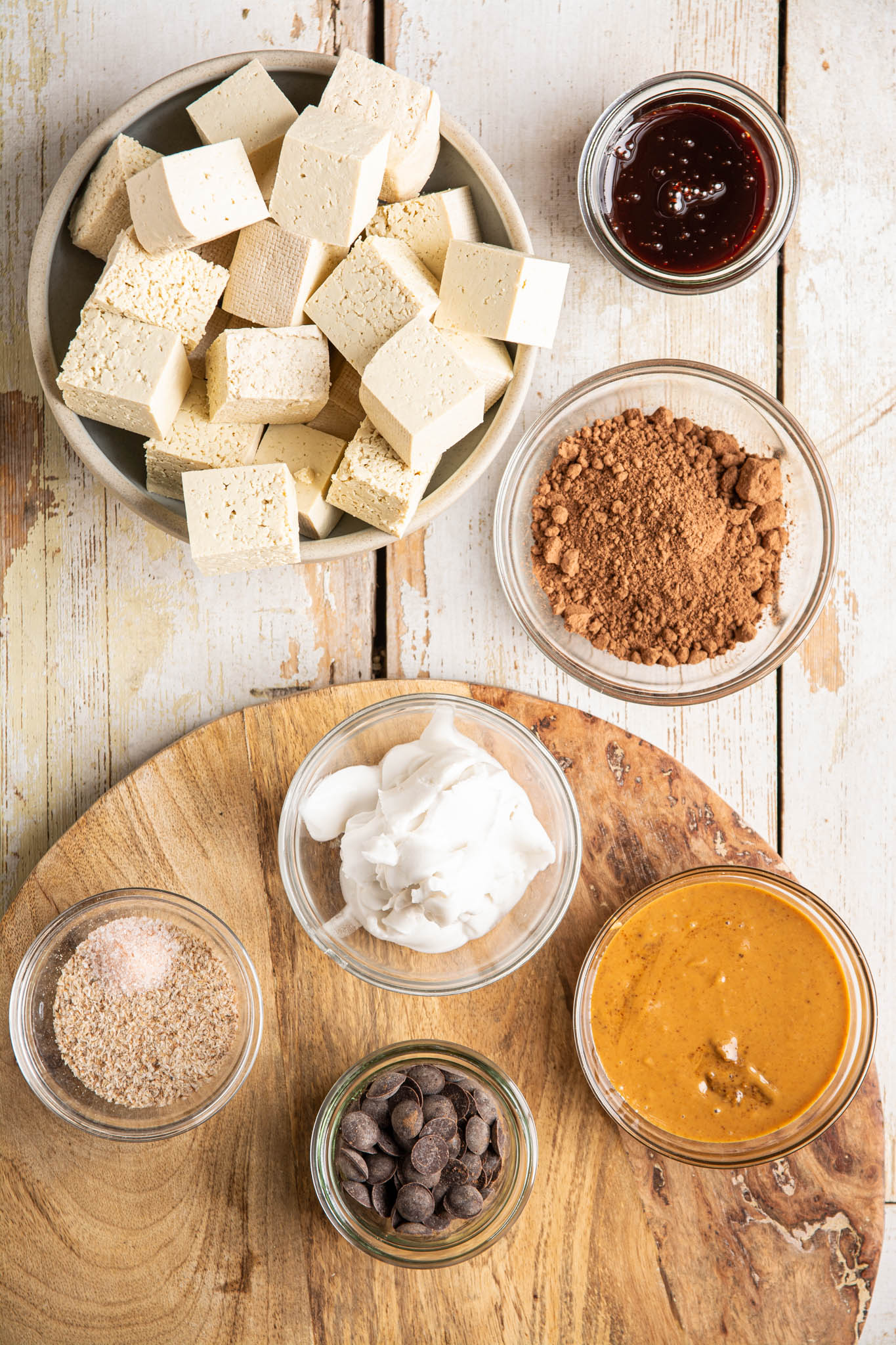 Learn how to make a healthy vegan chocolate cheesecake with chocolate chips and tofu but without crust.