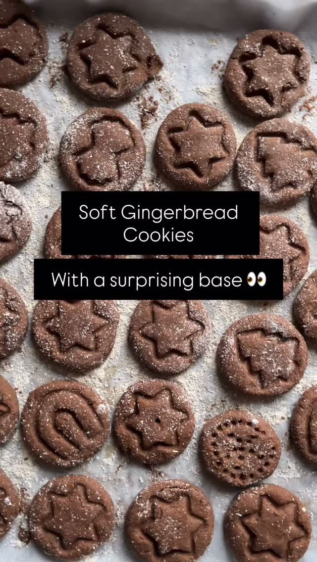 These soft gingerbread cookies are one of those quiet wins in the kitchen.

Made with:
🌿 chickpeas
🌰 almonds
🍯 date sugar
🥜 nut butter
🍫 carob + cacao
✨ warming gingerbread spices

They’re naturally sweetened, plant-based, and surprisingly satisfying — soft on the inside, grounding, and gentle enough to enjoy during the holidays without that heavy after-feeling.

I love recipes like this because they remind us that festive food doesn’t have to be all-or-nothing.
You can enjoy seasonal favourites and still feel good in your body.

📩 Comment GINGER and I’ll send you the recipe.
(P.S. You’ll receive the same gingerbread recipe guide I shared recently — perfect if you missed it or want it saved.)

📩 Save this for later, and feel free to follow along if you’d like more gentle guidance and support 💛

Sending you lots of light and love 🌞💚
Nele

I also welcome you on👧🙋‍♀️
𝙁𝙖𝙘𝙚𝙗𝙤𝙤𝙠: nutriplanet.health.hub
𝙋𝙞𝙣𝙩𝙚𝙧𝙚𝙨𝙩: nutriplanet
𝙏𝙬𝙞𝙩𝙩𝙚𝙧: thenutriplanet
𝙔𝙤𝙪𝙏𝙪𝙗𝙚: @nutriplanet

May this reach those who are asking. May it move only where it’s welcome — and may that be enough.

#plantbasedholidays #wholefoodbaking #gingerbread