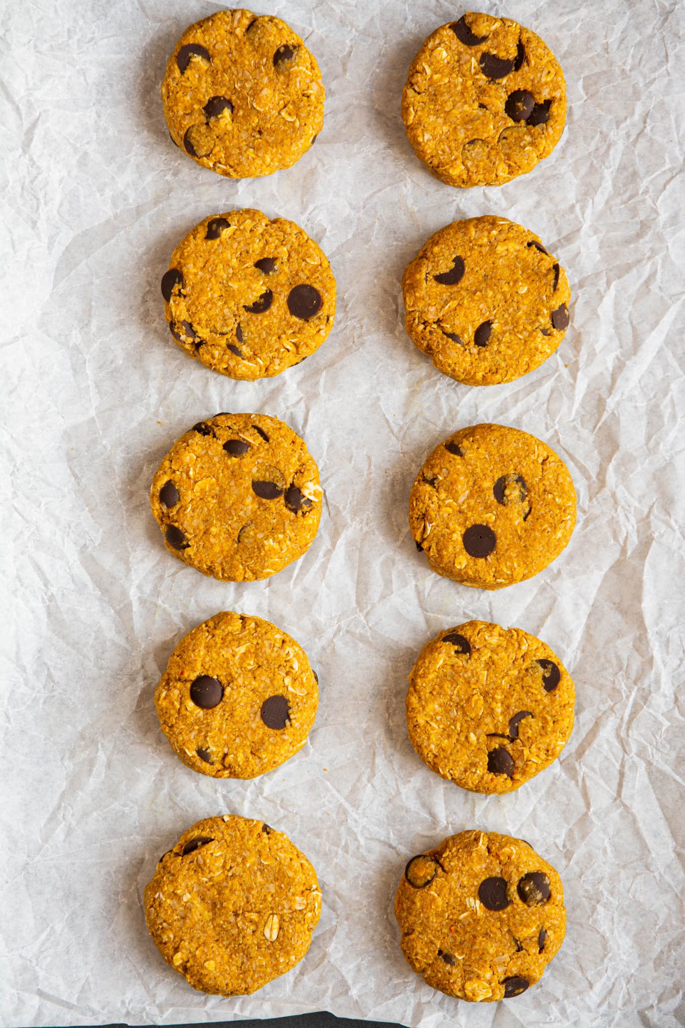 Learn how to make easy vegan pumpkin chocolate chip cookies that are extra fibrous and super satiating. They are excellent with a cup of tea or coffee for breakfast, snack, or as a healthy dessert.