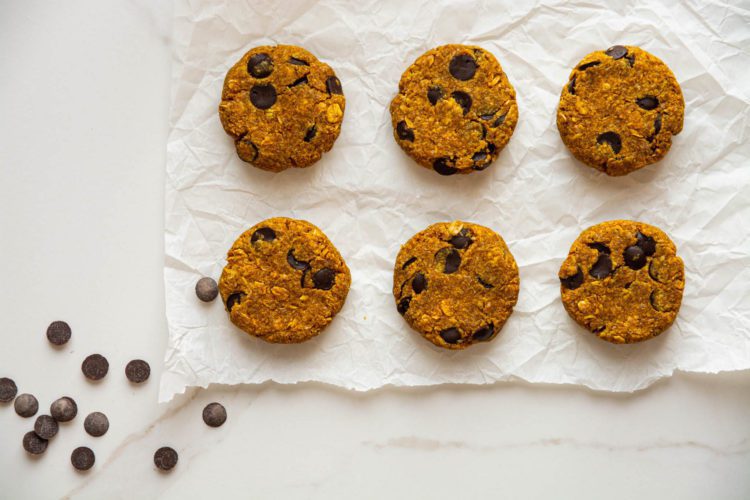 Learn how to make easy vegan pumpkin chocolate chip cookies that are extra fibrous and super satiating. They are excellent with a cup of tea or coffee for breakfast, snack, or as a healthy dessert.