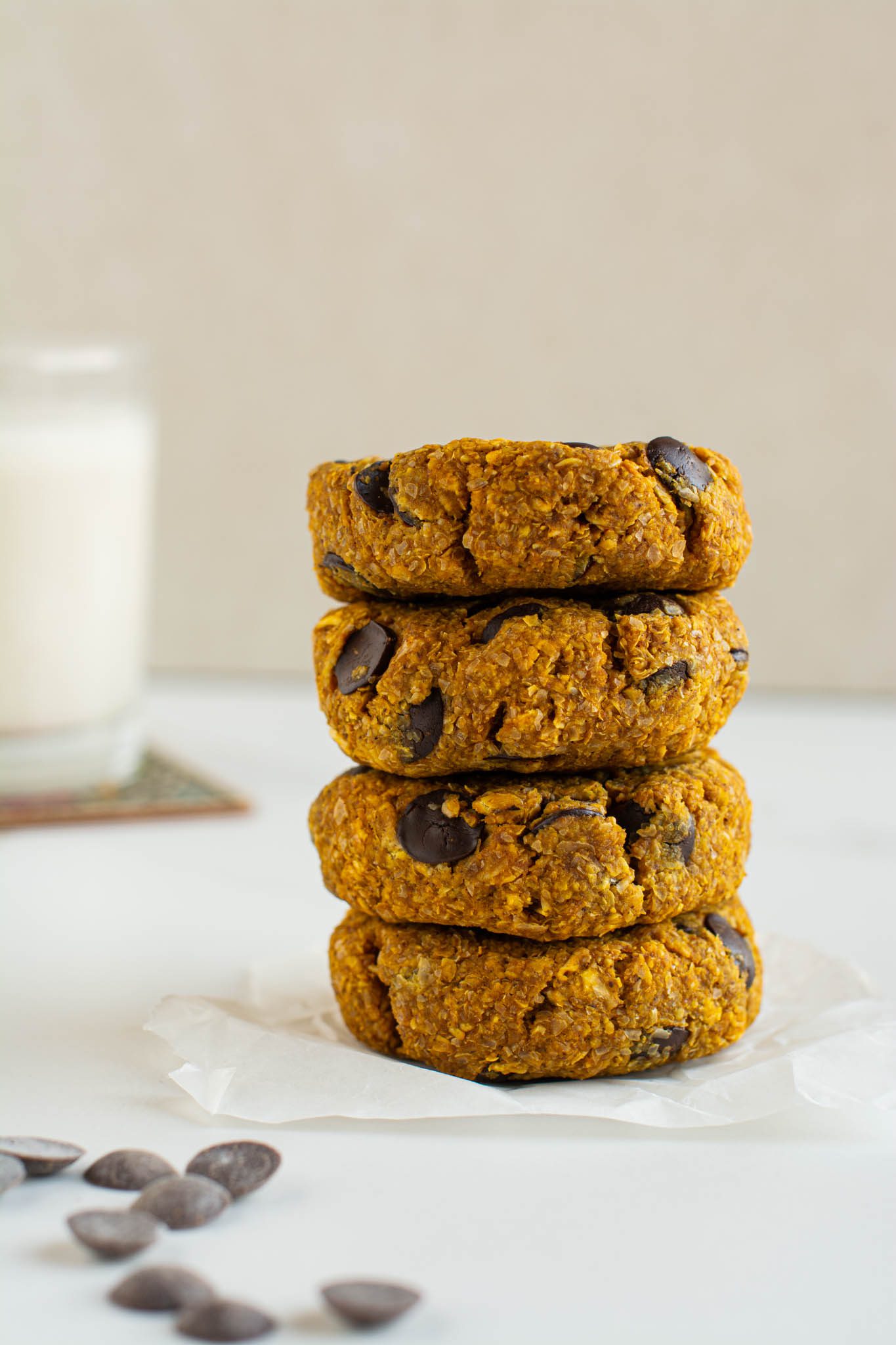 Learn how to make easy vegan pumpkin chocolate chip cookies that are extra fibrous and super satiating. They are excellent with a cup of tea or coffee for breakfast, snack, or as a healthy dessert. 