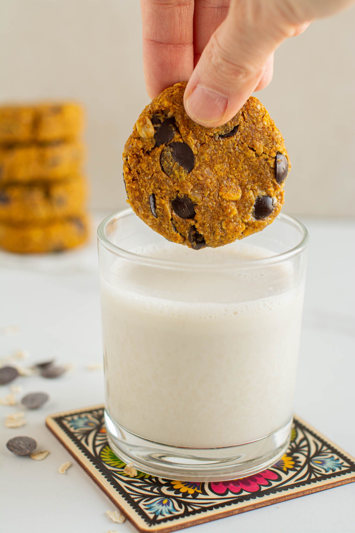 Learn how to make easy vegan pumpkin chocolate chip cookies that are extra fibrous and super satiating. They are excellent with a cup of tea or coffee for breakfast, snack, or as a healthy dessert.