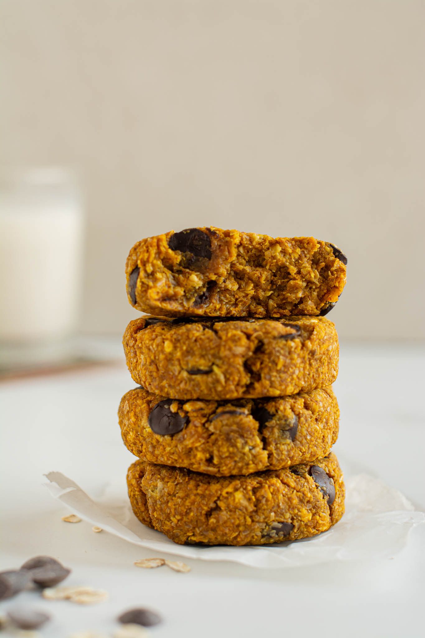 Learn how to make easy vegan pumpkin chocolate chip cookies that are extra fibrous and super satiating. They are excellent with a cup of tea or coffee for breakfast, snack, or as a healthy dessert.