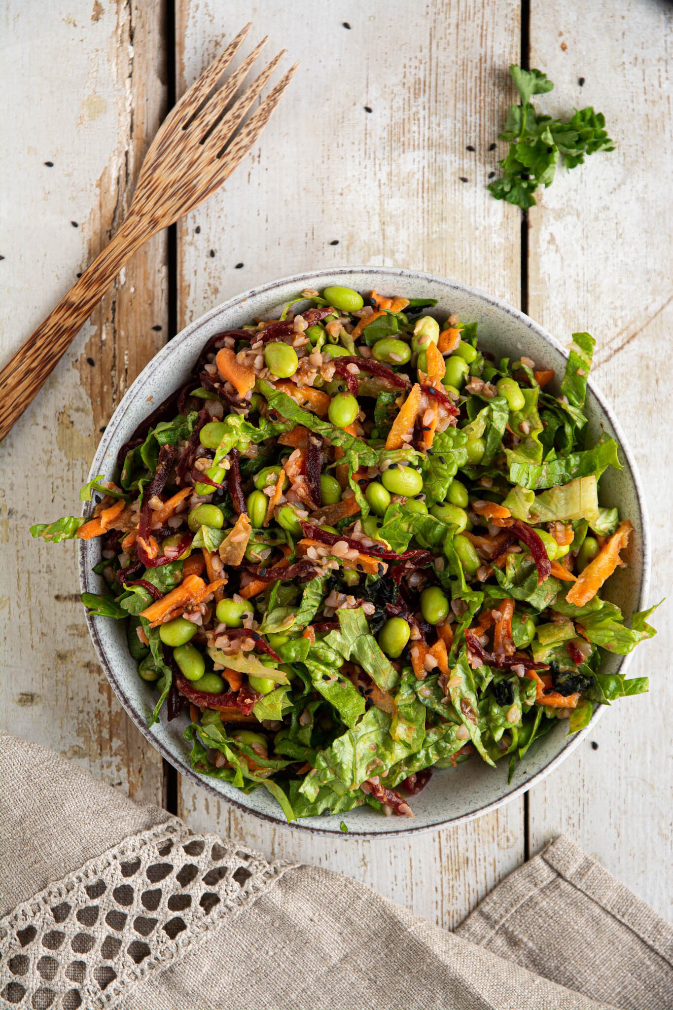 Learn how to make a filling balanced low glycemic vegan Buddha bowl with buckwheat, edamame beans, carrot, beetroot, and lettuce. And pour it over with a delicious oil-free salad dressing.