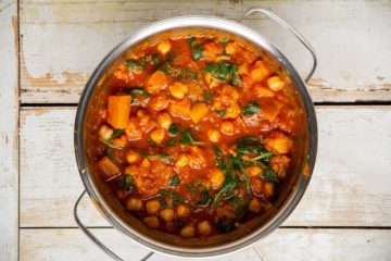 Learn how to make the heartiest and most comforting pumpkin curry with cauliflower and tomatoes. This quick and easy recipe is plant-based, oil-free, low-fat, and gluten-free.