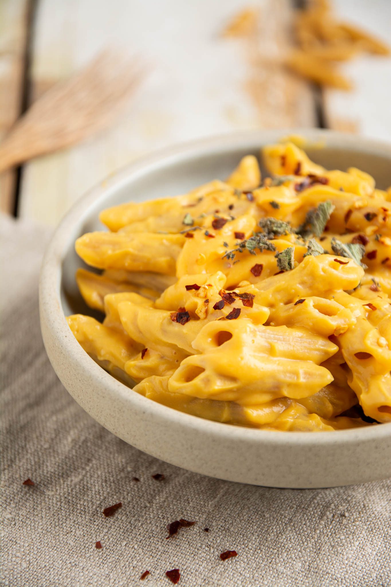 Learn how to make delicious and healthy vegan butternut squash mac and cheese. Besides being plant-based, this recipe is also nut-free, oil-free, and low-fat. Besides, it's very easy to make.