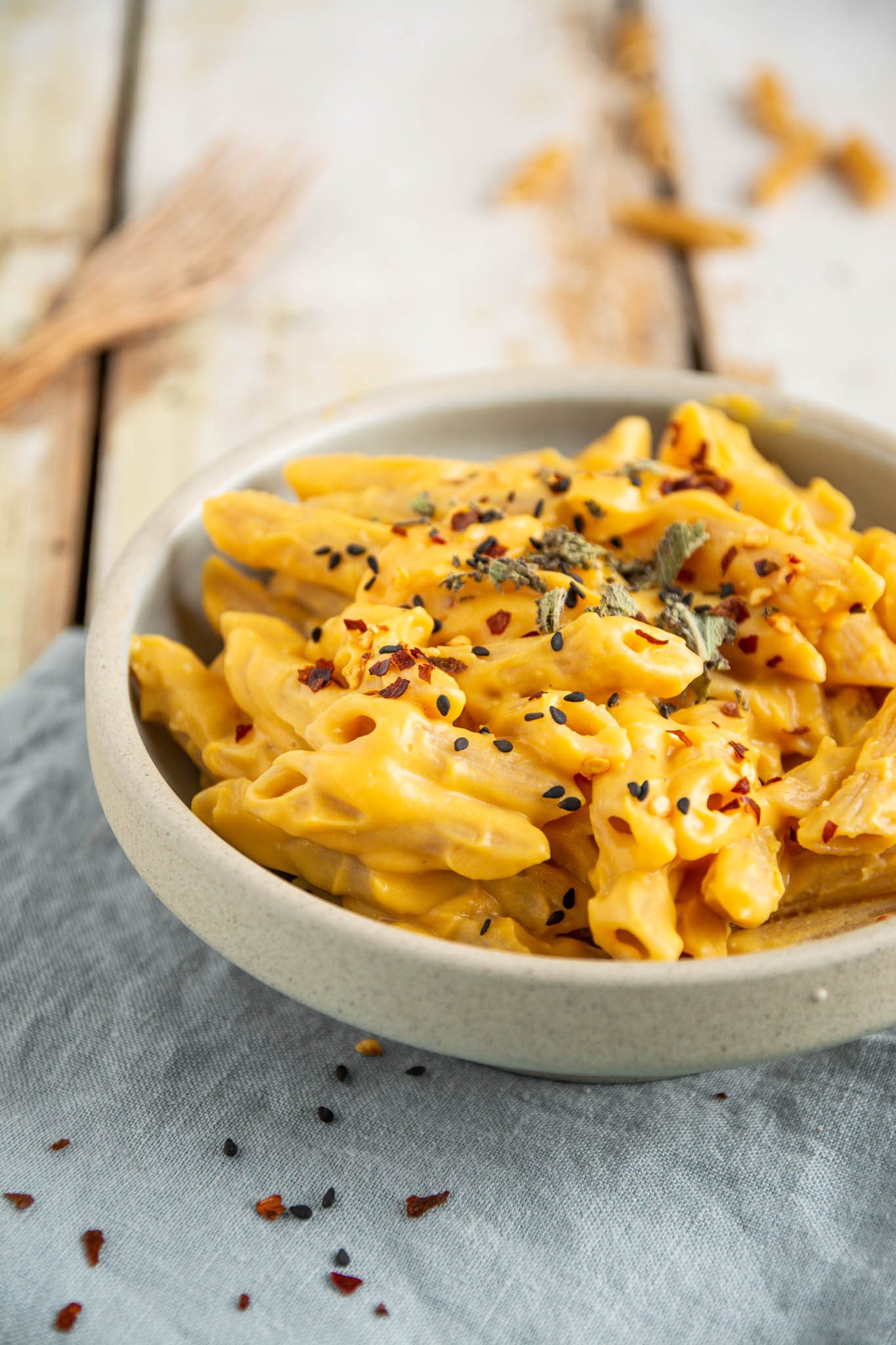 Learn how to make delicious and healthy vegan butternut squash mac and cheese. Besides being plant-based, this recipe is also nut-free, oil-free, and low-fat. Besides, it's very easy to make.