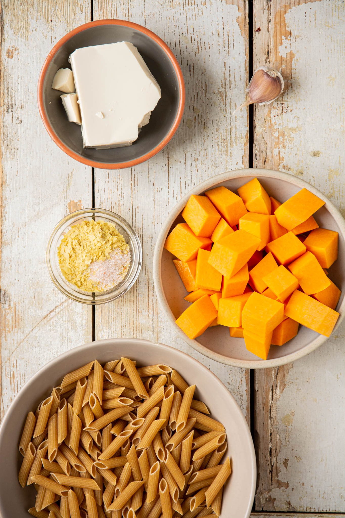 Learn how to make delicious and healthy vegan butternut squash mac and cheese. Besides being plant-based, this recipe is also nut-free, oil-free, and low-fat. Besides, it's very easy to make.