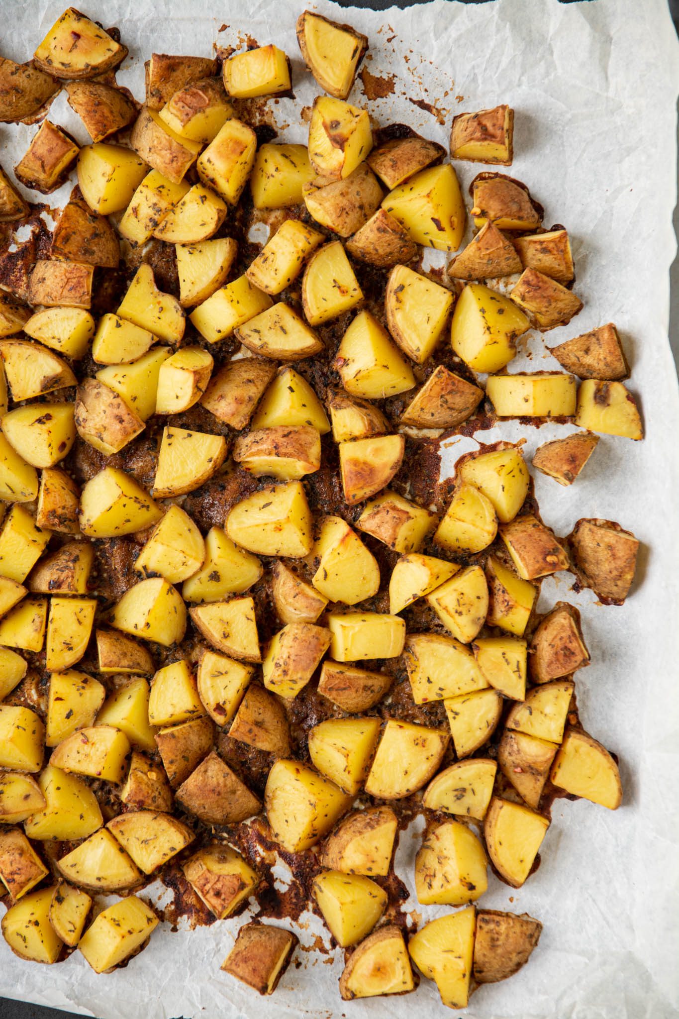 Learn how to make an herby baked potato recipe in the oven without oil or butter. Those baked potatoes are easy to make and pair perfectly with homemade mustardy yogurt dipping sauce.