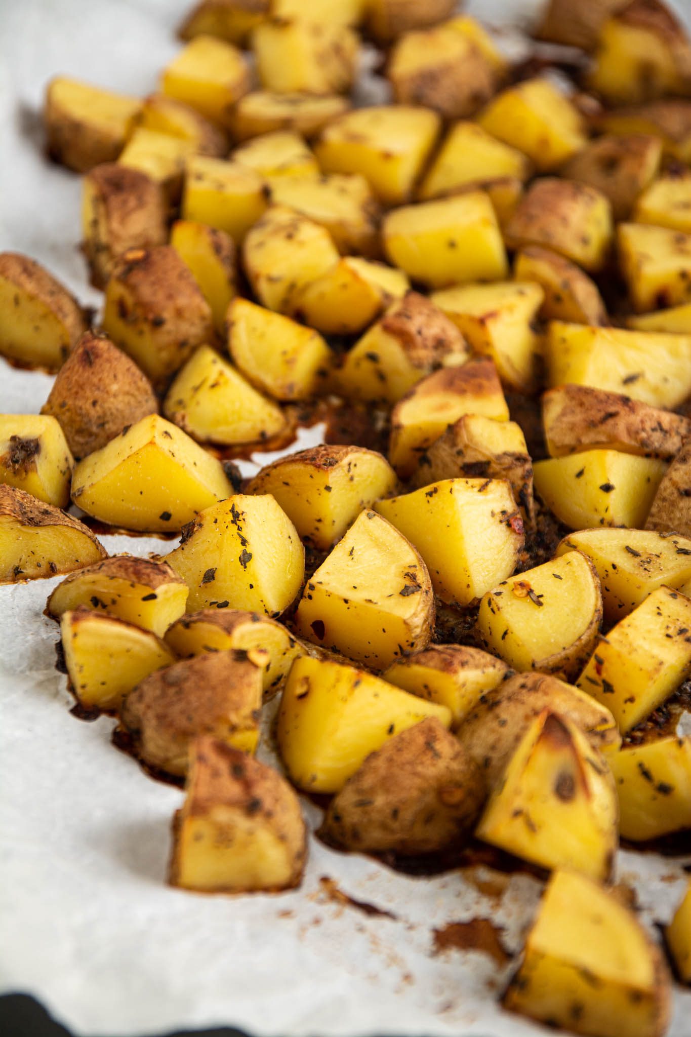 Learn how to make an herby baked potato recipe in the oven without oil or butter. Those baked potatoes are easy to make and pair perfectly with homemade mustardy yogurt dipping sauce.