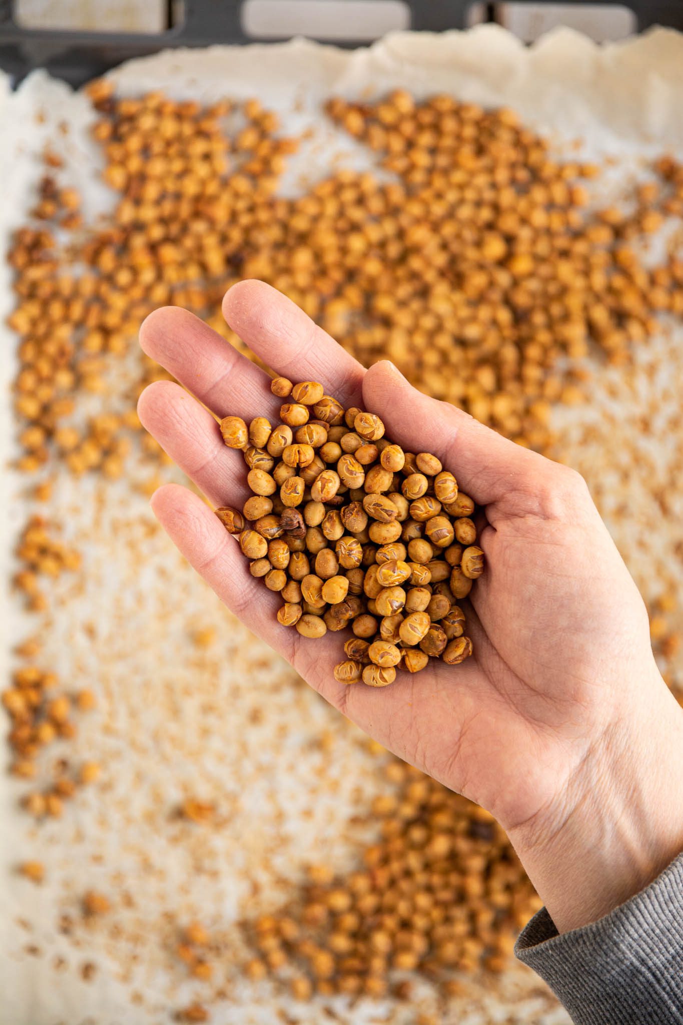 Learn how to make dry roasted soybeans in the oven without oil for a tasty low glycemic healthy snack.