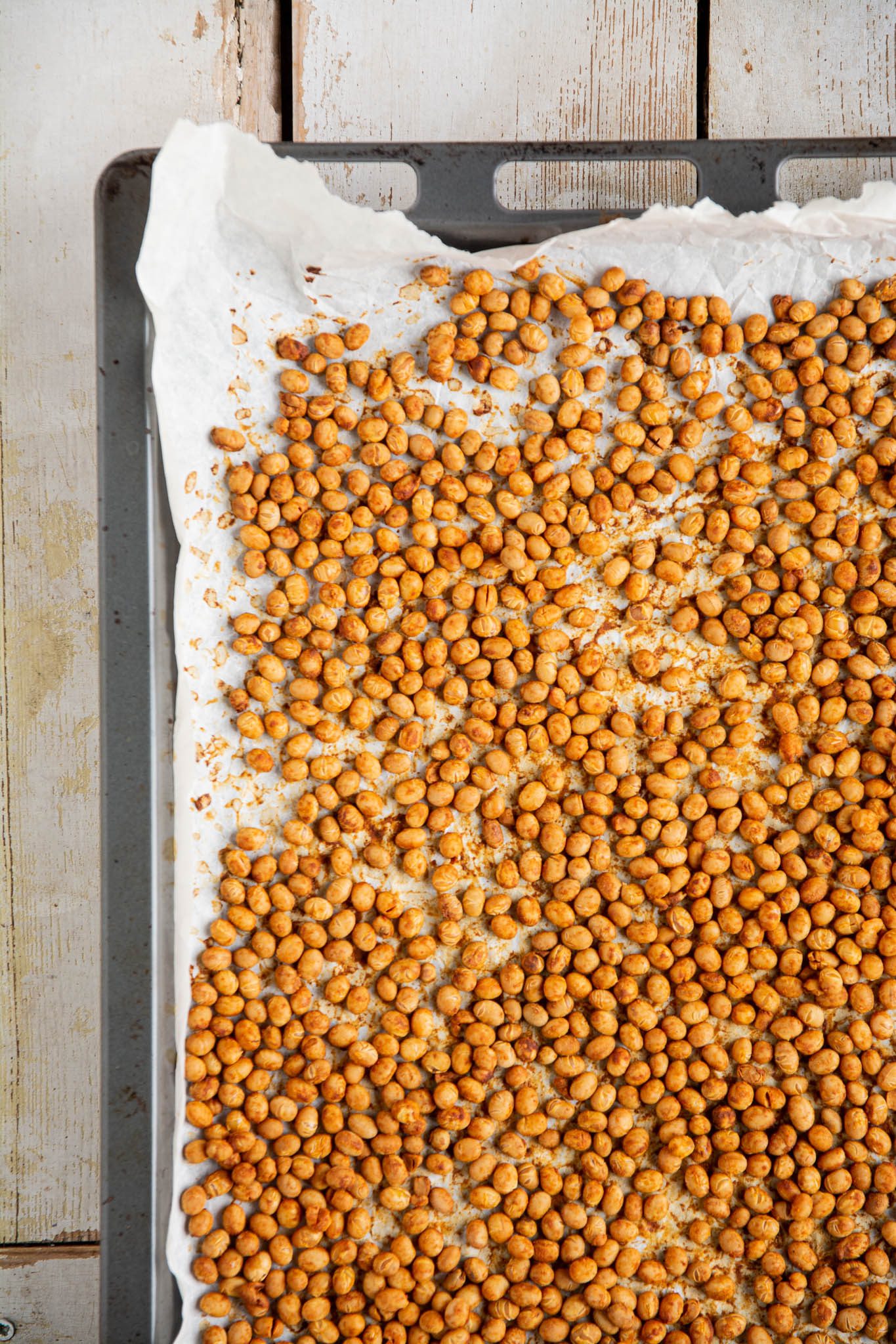 Learn how to make dry roasted soybeans in the oven without oil for a tasty low glycemic healthy snack.