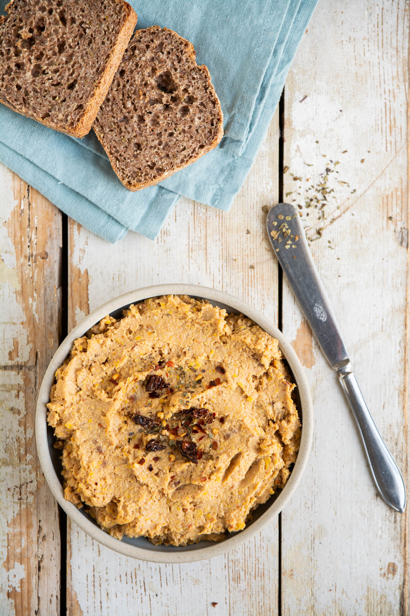 Learn how to make a delicious and easy soybean hummus recipe without tahini. Enjoy the sweetness from corn as well as the divine flavours of sun-dried tomatoes and dried basil. You’ll need 9 ingredients and a food processor to make this creamy homemade hummus.