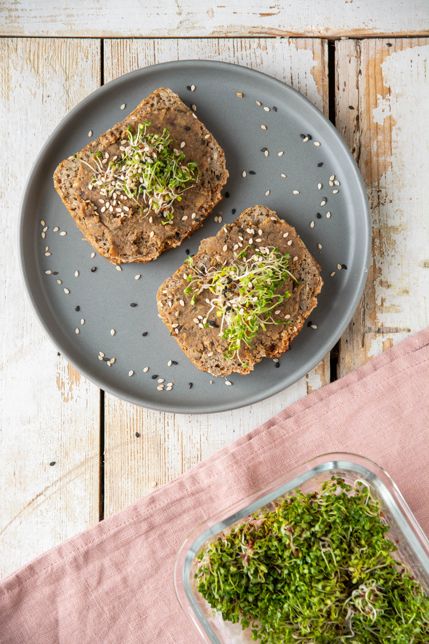 Learn how to grow broccoli sprouts in a jar at home. In addition, read up on broccoli sprouts benefits, how to store, and how to use sprouted broccoli.