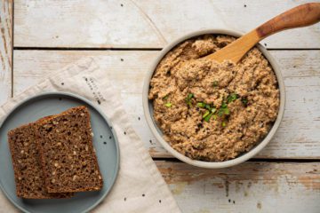 Delicious and easy low glycemic soybean and tofu hummus recipe with tahini. Enjoy the divine Mediterranean flavours of sun-dried tomatoes and dried basil.