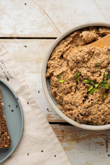 Delicious and easy low glycemic soybean and tofu hummus recipe with tahini. Enjoy the divine Mediterranean flavours of sun-dried tomatoes and dried basil.