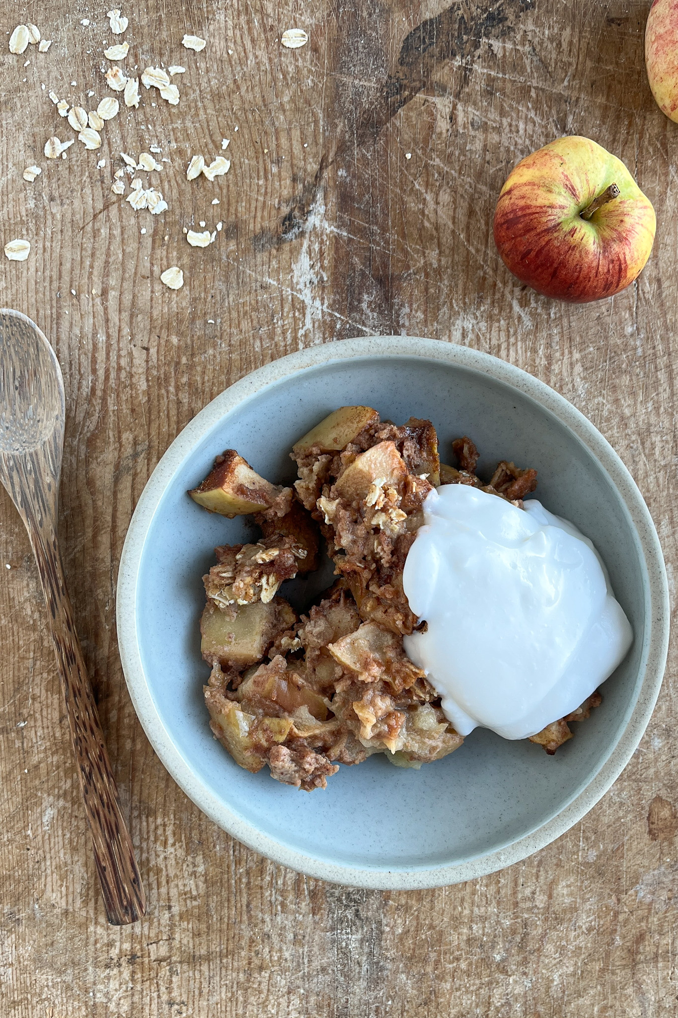 This easy-to-make apple crumble recipe is a seasonal start combining deliciousness and health benefits.